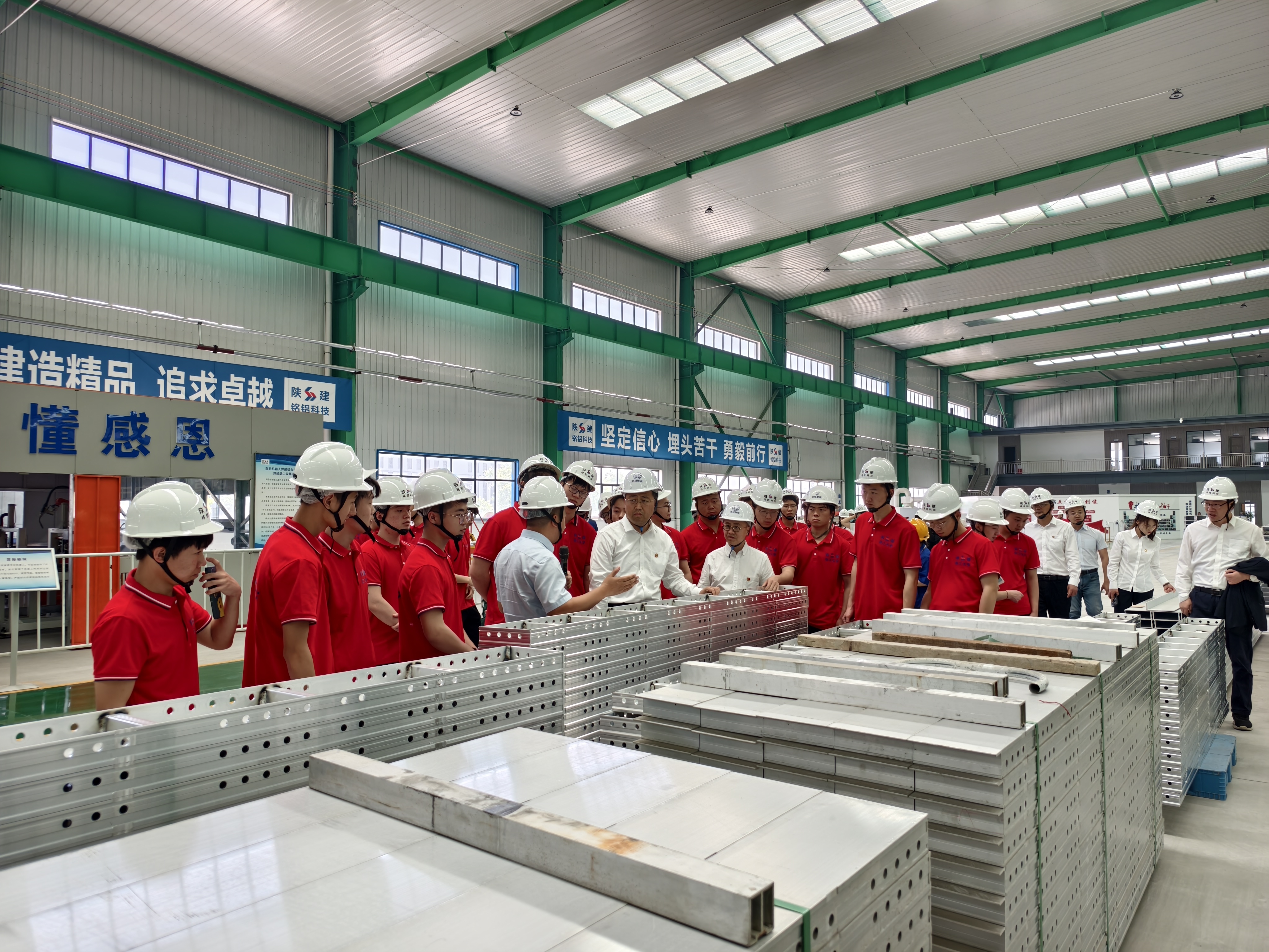 杏悦與陜西建工銘鋁環保科技有限公司舉行校企合作座談暨校企合作簽約揭牌儀儀式